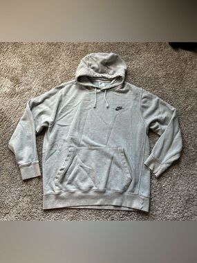 Nike Men’s Heather Gray Pullover Hoodie with Chest Logo